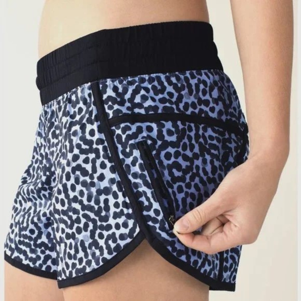 Lululemon Tracker Short in Ace Spot Lullaby Black Sie 4
